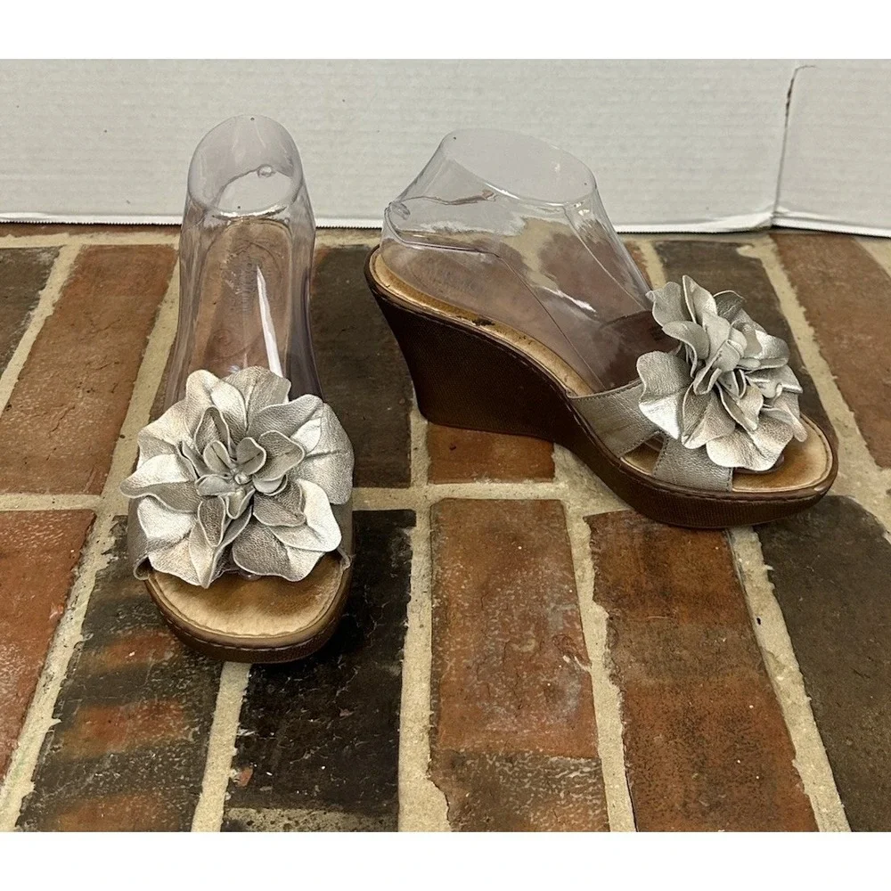 BORN‎ Metallic Gold Leather Wedge Heels Sandals Flower Slide Open Toe Women's 8